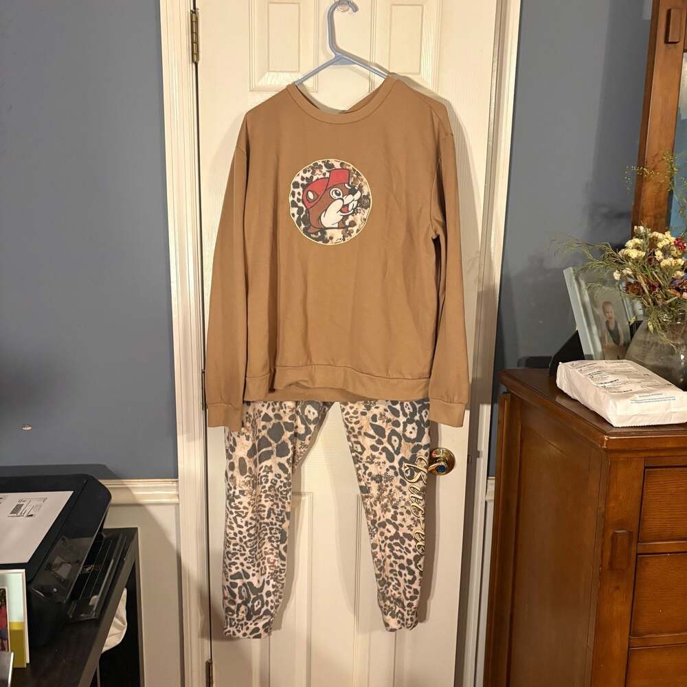 Buc-ee's Leopard Print Graphic Sweatshirt XL and Jogger Lounge pants L Set